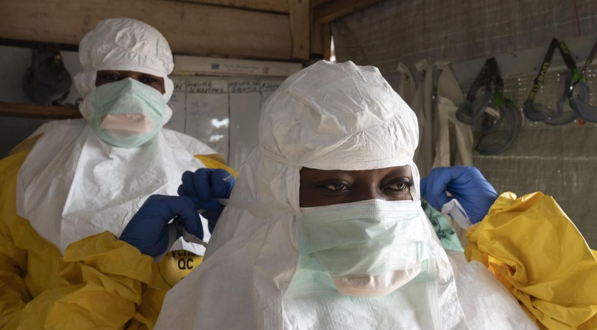 Pessoas vestindo equipamentos de segurança para entrar em contato com pacientes infectados pelo vírus Ebola na Uganda, país na África Oriental.