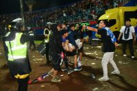 Polícia indonésia diz que 6 enfrentam acusações criminais por tumulto em estádio