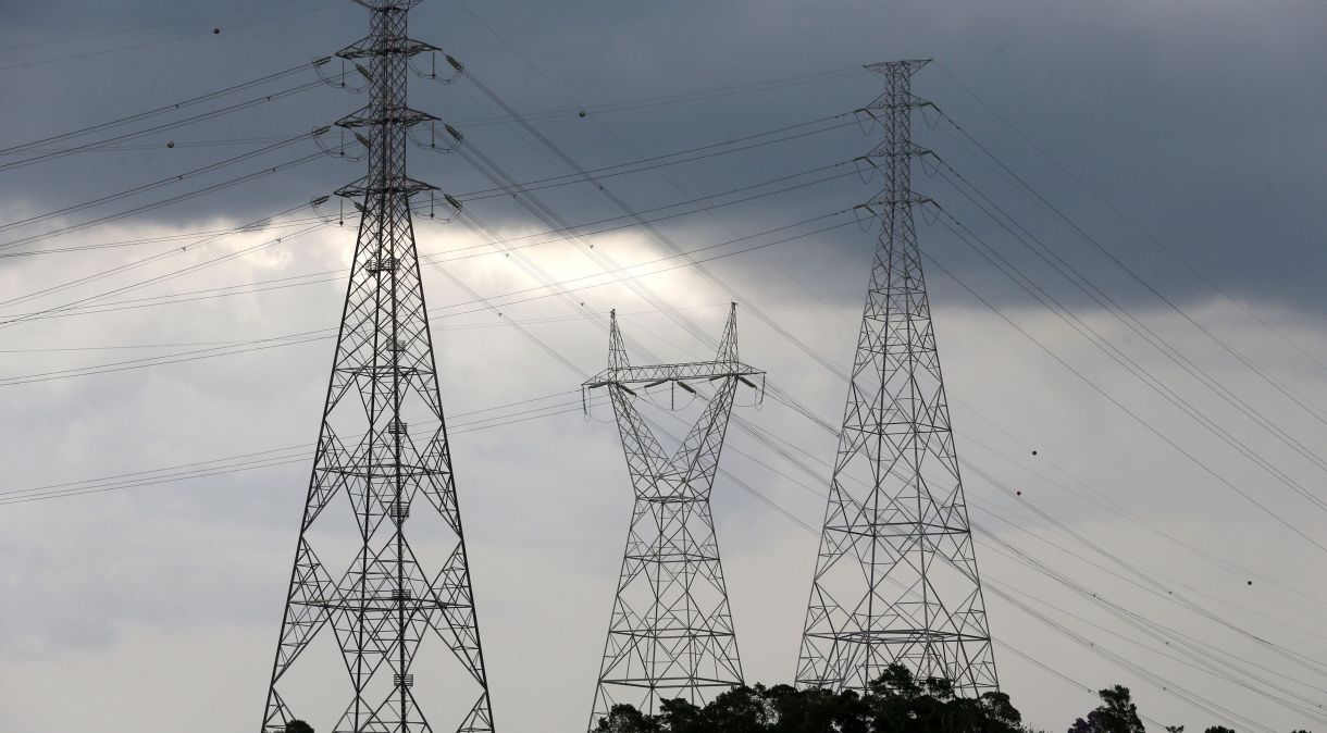 Torres de transmissão de energia no Brasil.