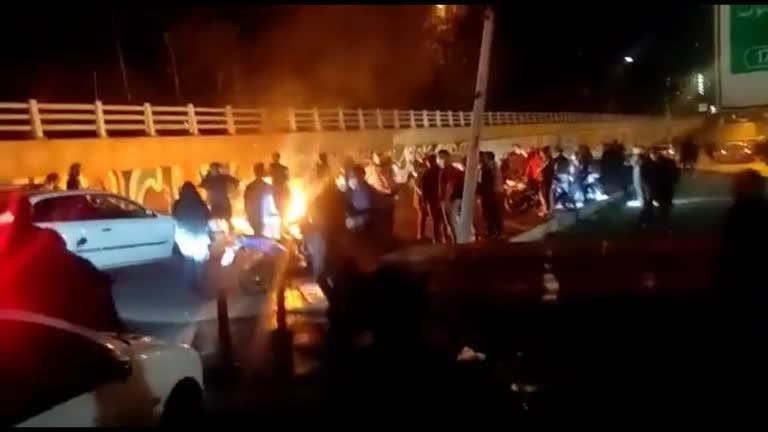 Manifestantes marcham para prisão de Evin, em Teerã, após incêndio