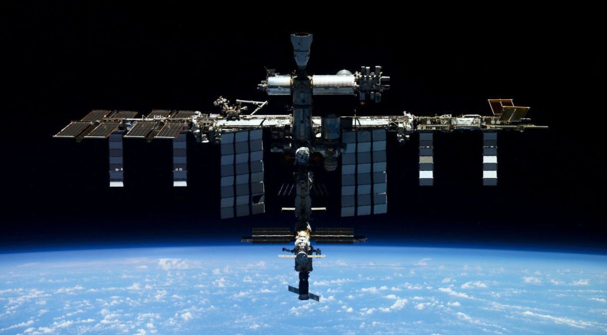 A Estação Espacial Internacional, fotografada pelo cosmonauta Roscosmos, membro da tripulação da Expedição 66, Pyotr Dubrov, da espaçonave Soyuz MS-19, nesta imagem divulgada em 20 de abril de 2022.