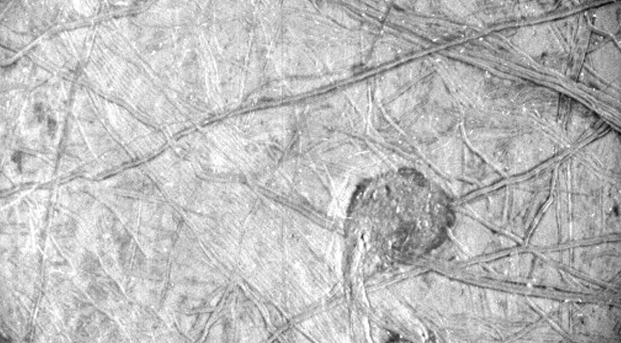 A crosta gelada de Europa e suas características intrigantes aparecem em uma imagem tirada pela câmera estelar de Juno.