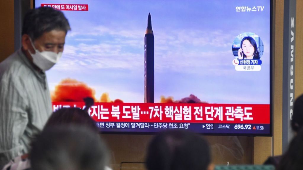 Uma tela de televisão na estação de Seul, na Coreia do Sul, mostra notícias da Coreia do Norte disparando mísseis balísticos em 6 de outubro.