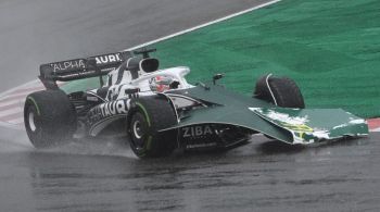 O piloto passou em alta velocidade por um veículo de recuperação na pista sob chuva forte no Grande Prêmio do Japão; O incidente lembrou a morte de Jules Bianchi no mesmo circuito há oito anos, quando ele sofreu ferimentos fatais na cabeça depois de bater em um trator de recuperação