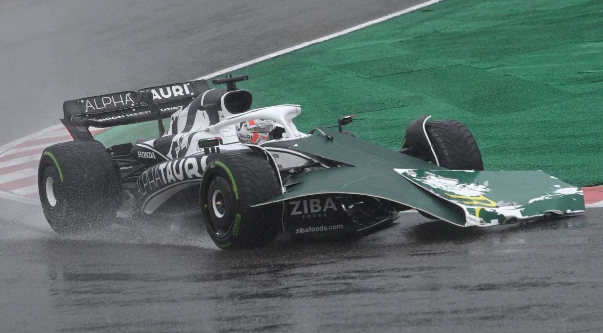 O carro de Pierre Gasly foi atingido por destroços do acidente de Sainz.