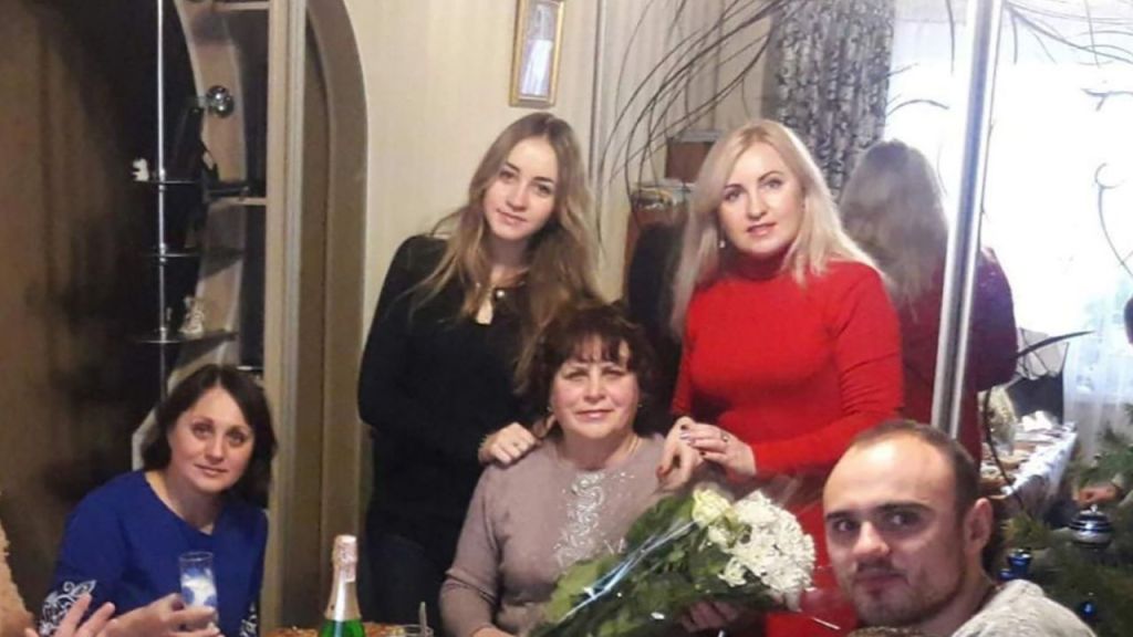 Liubov Petrova, no centro, fotografada com a família em 2018 em casa no prédio Pershotravneva, número 2