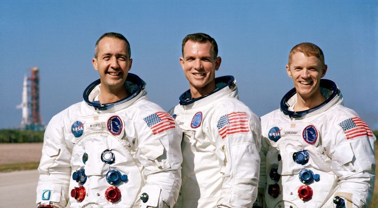 Tripulação principal da missão espacial Apollo 9. Da esquerda para a direita, James A. McDivitt, David R. Scott e Russell L. Schweickart.