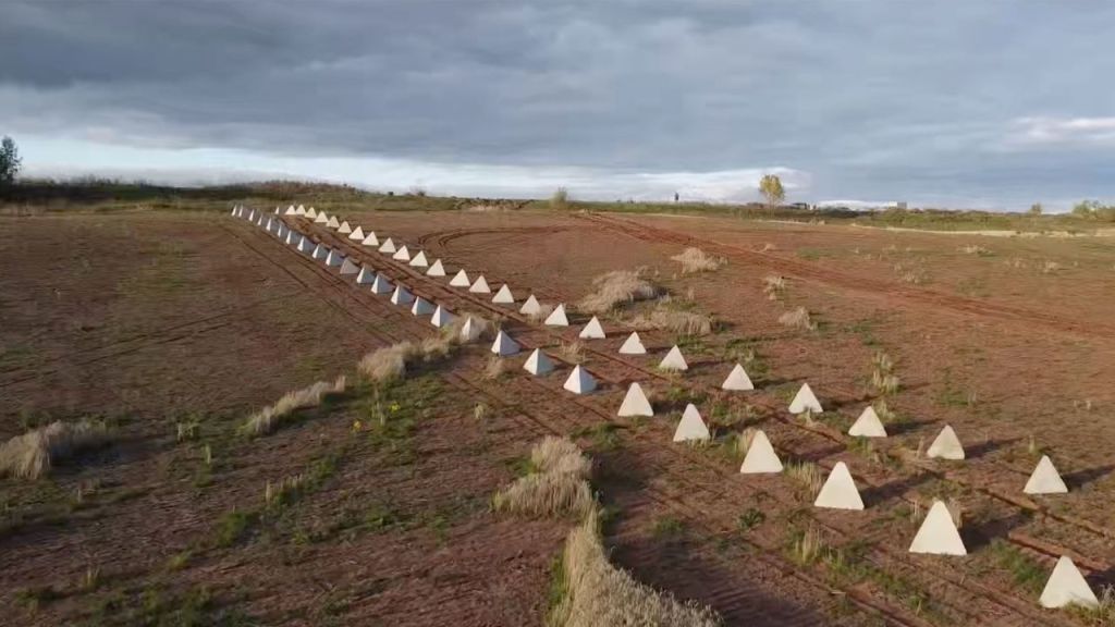 Uma imagem, tirada pelo tabloide russo RIA/FAN, mostra duas fileiras de pirâmides antitanque no campo nos arredores de Hirske, na Ucrânia, ocupada pelos russos