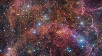 Nuvens de gás rosa e laranja marcam o local da supernova a 800 anos-luz de distância da Terra