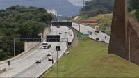 Sob alerta de chuva, estradas terão 7 milhões de carros saindo para o Natal em SP