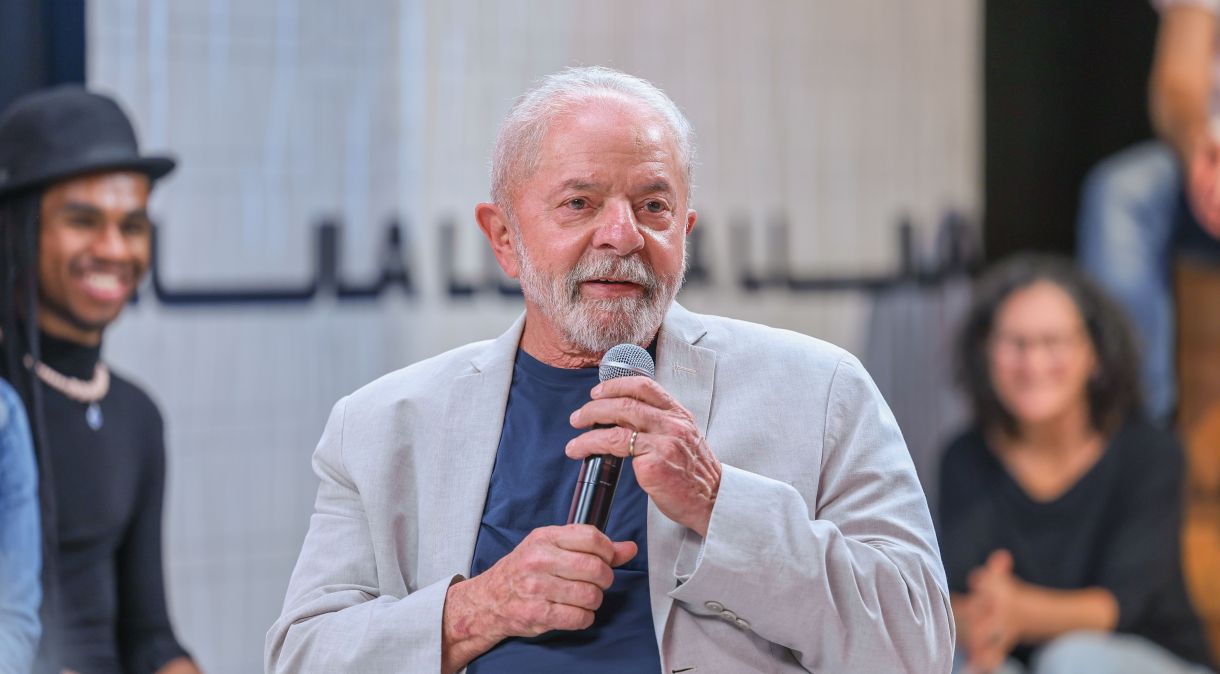 O ex-presidente Lula discursa durante campanha eleitoral