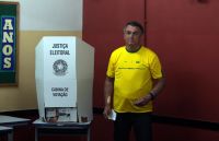 Bolsonaro vota em vila militar no Rio: “Que vença o melhor”