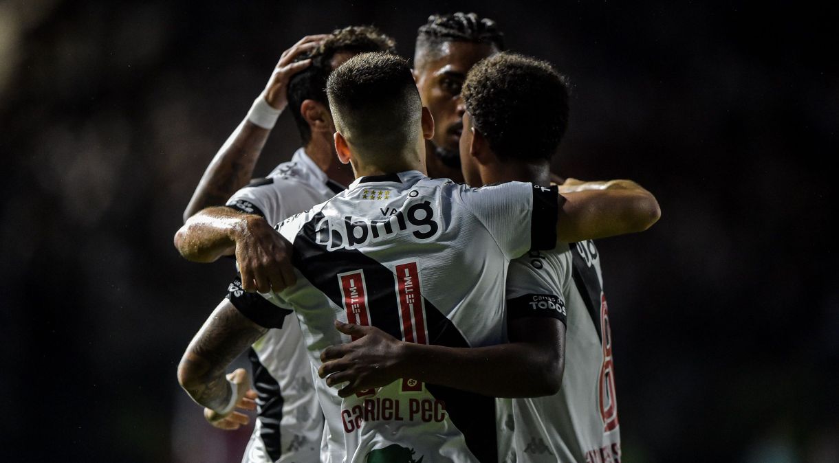 Jogadores do Vasco comemoram virada contra o Criciúma pela série B do Brasileirão