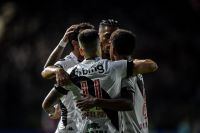 De virada, Vasco bate o Criciúma e fica perto de voltar à Série A