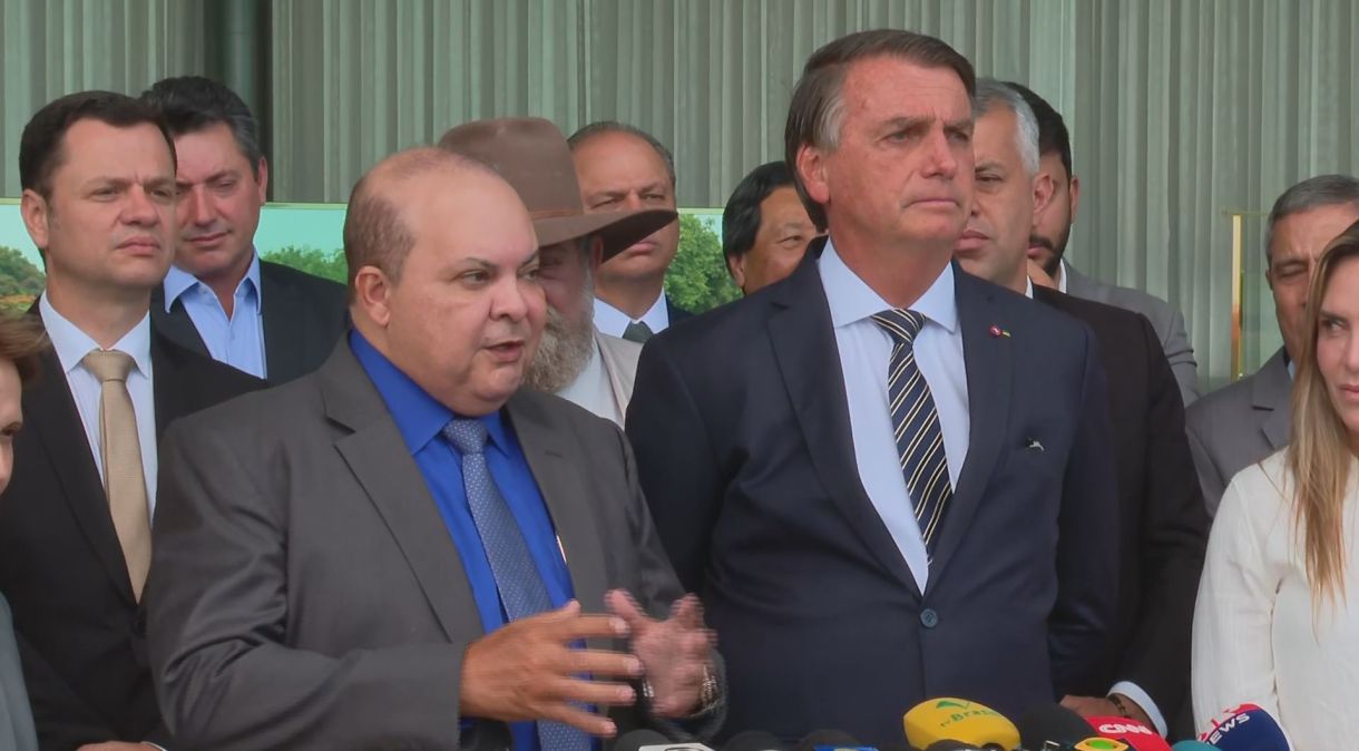 Governador do DF, Ibaneis Rocha (MDB), ao lado do presidente Jair Bolsonaro (PL).