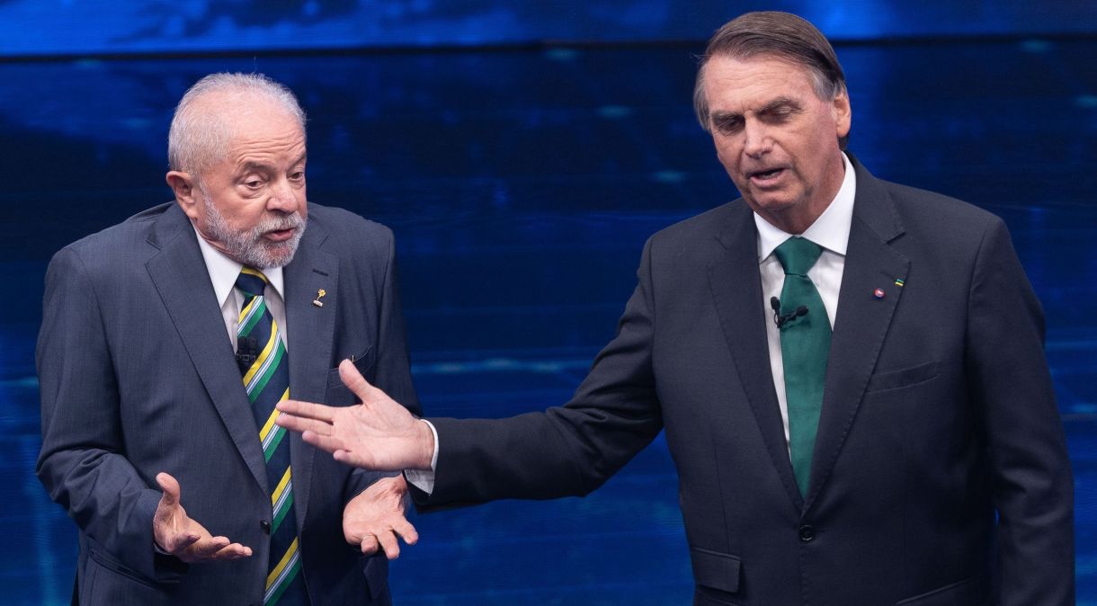 Candidatos Luiz Inácio Lula da Silva (PT) e Jair Bolsonaro (PL) durante o primeiro debate entre os presidenciáveis do segundo turno, transmitido pela TV Bandeirantes no domingo (16)