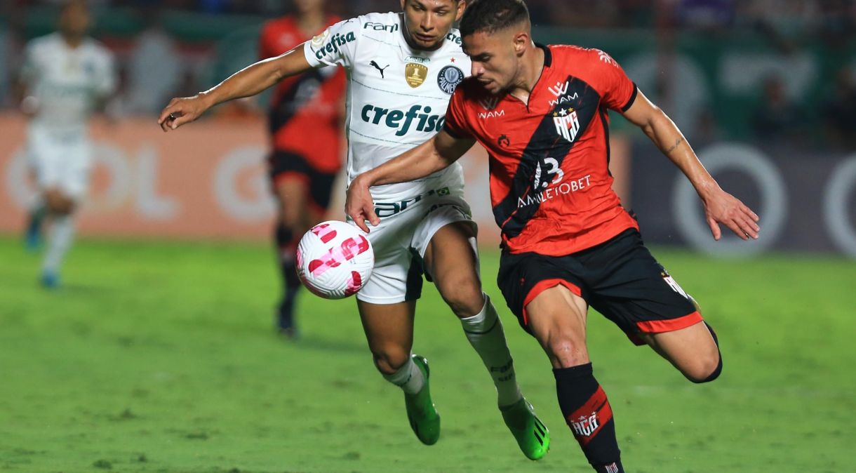 Lance durante partida entre Atlético GO e Palmeiras, válido pelo Campeonato Brasileiro