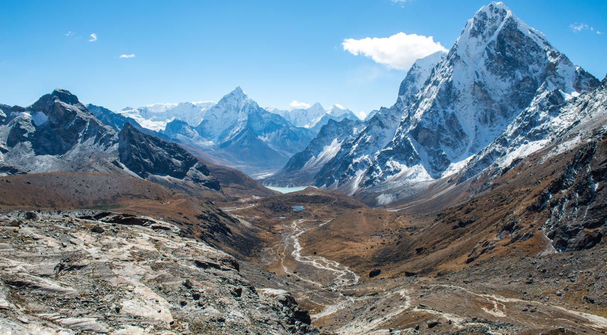 Paisagem da cordilheira do Himalaia vista do caminho para a passagem de Cho La, Nepal.