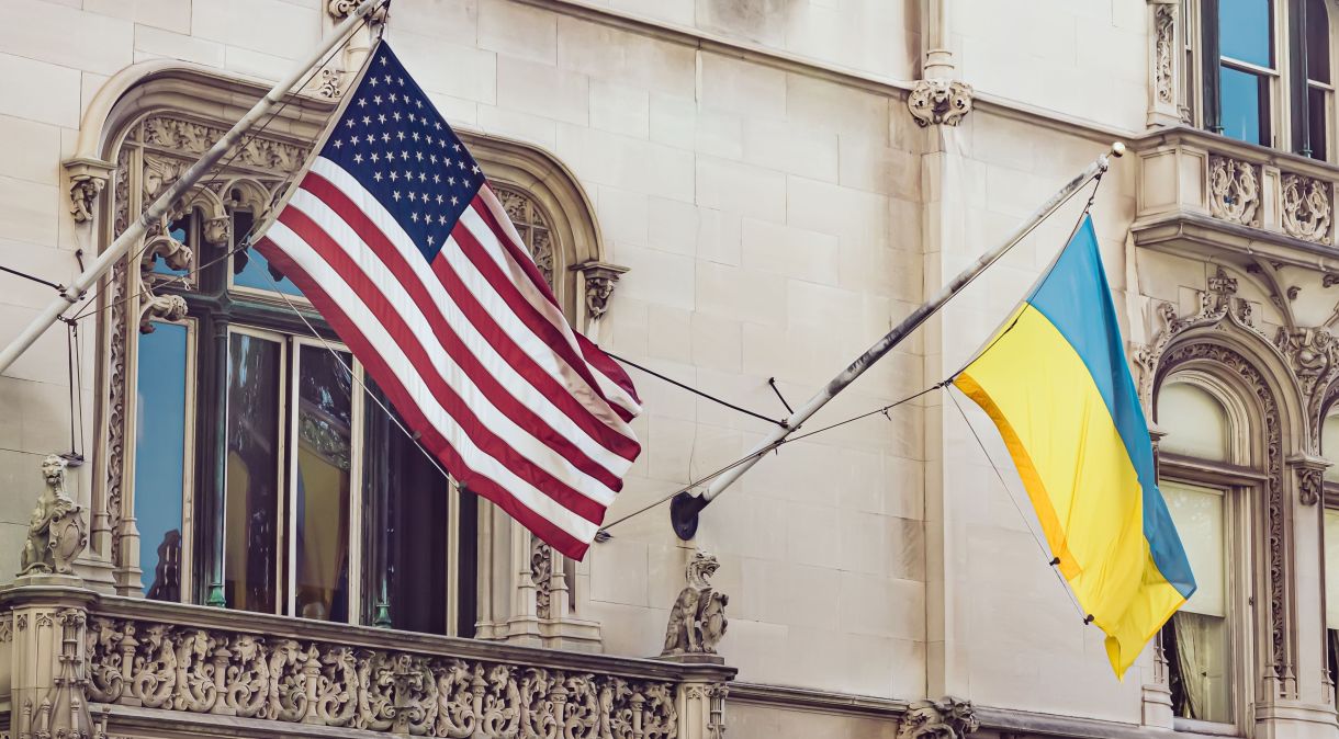 Bandeiras dos EUA e da Ucrânia.
