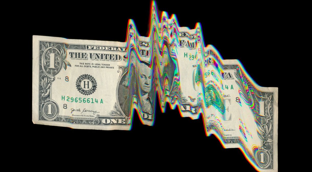 O dólar americano desempenha um papel descomunal na economia global e nas finanças internacionais. E agora, é mais forte do que em duas décadas