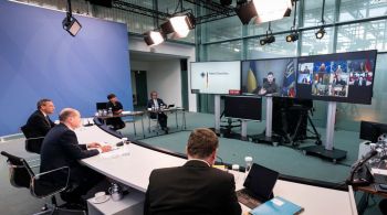 Em uma reunião virtual com chefes de governo do G7 na terça-feira (11), Zelensky chamou os constantes ataques aéreos contra a Ucrânia de "elemento-chave do terror russo" e sugeriu que a Rússia seja declarada um estado terrorista
