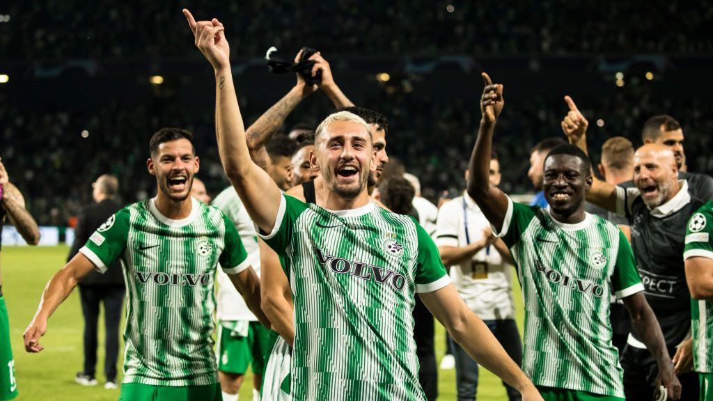 Jogadores do Maccabi Haifa comemoram depois de vencer a partida do grupo H da Champions League 2022/23 contra a Juventus em 11 de outubro de 2022
