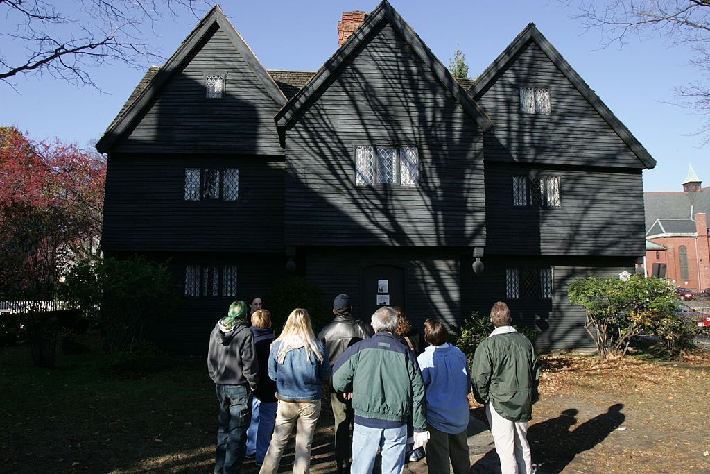  Multidão se reúne do lado de fora da Witch House, na Essex Street, uma das poucas casas sobreviventes em Salem, diretamente envolvida na caça às bruxas de 1692