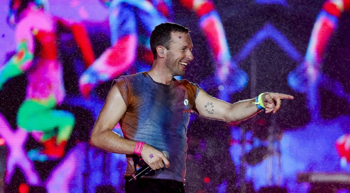 Chris Martin, do Coldplay, se apresenta na chuva no Palco Mundo do Rock in Rio de 2022, no dia 10 de setembro.