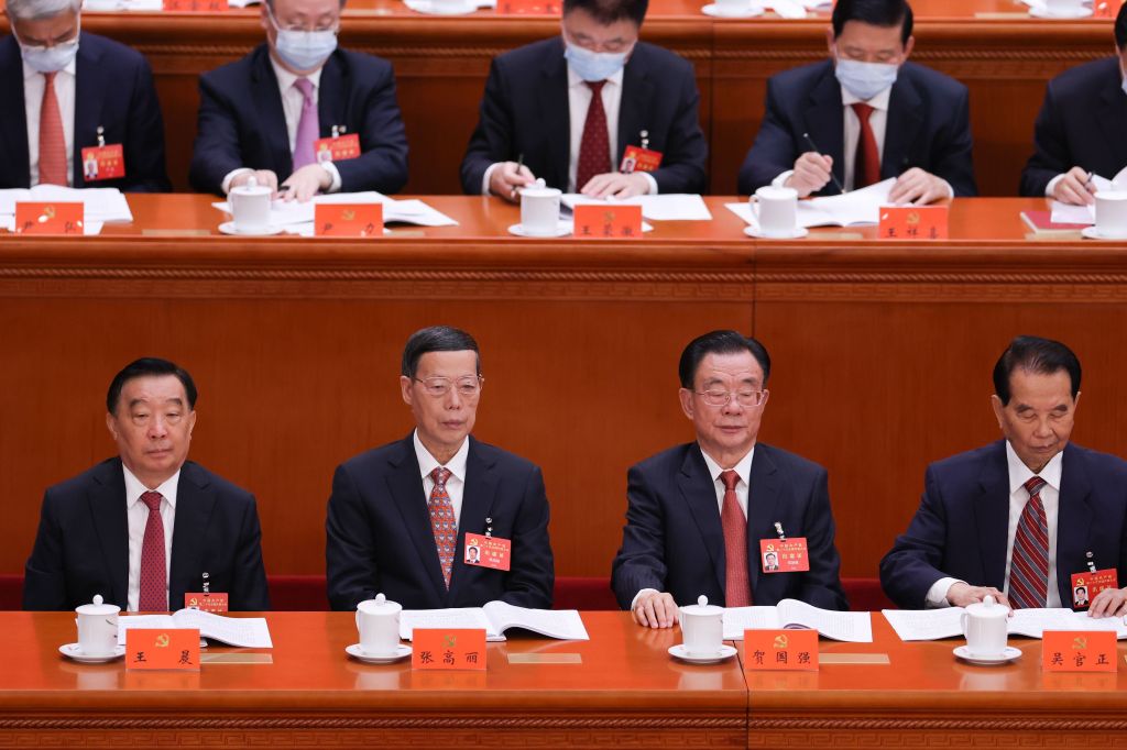 Da esquerda para a direita, na primeira fila, os dirigentes Wang Chen, Zhang Gaoli, He Guqiang e Wu Guanzheng na abertura do 20º Congresso Nacional do Partido Comunista Chinês.