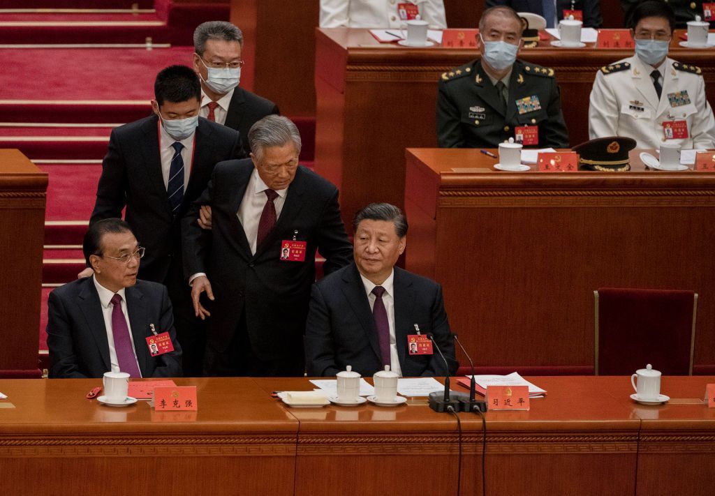 Ex-presidente Hu Jintao é retirado do 20º Congresso Nacional do Partido Comunista da China, no dia 22 de outubro; Jintao tenta falar com Xi Jinping, mas é retirado do local por um assessor do governo chinês