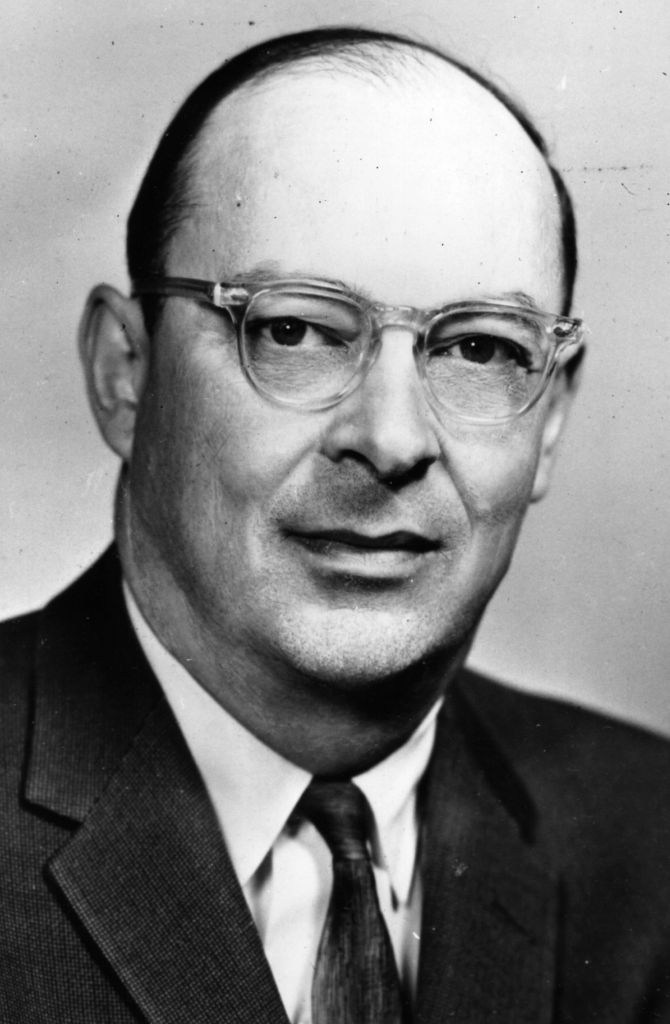 Professor John Bardeen, ganhador do Prêmio Nobel de Física, a primeira pessoa a ganhar o mesmo prêmio duas vezes. Ele foi co-inventor do transistor e um contribuinte para a teoria da supercondutividade.