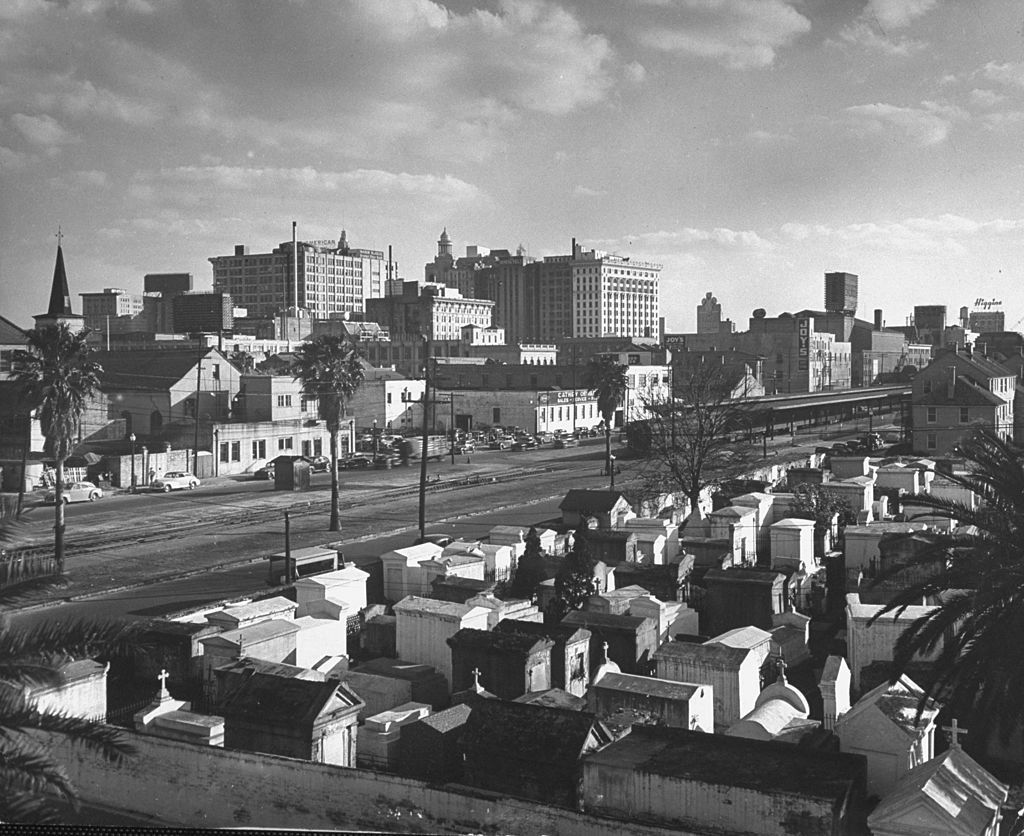 Vista do Cemitério St. Louis nº 1 com túmulos de antigas famílias de escravos, abril de 1946