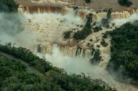 Parte da passarela do lado argentino das Cataratas do Iguaçu cede após alta vazão