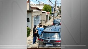 Imagens mostram que o cabelo da vítima se movimenta após o disparo; crime aconteceu em Santo André, nesta terça-feira (25)