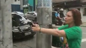 De acordo com relato publicado pela deputada, um homem a agrediu na capital paulista; ela afirma ter sacado o revólver para render agressor até chegada da polícia