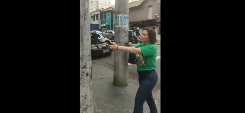 Carla Zambelli é gravada com uma arma em punho na capital paulista