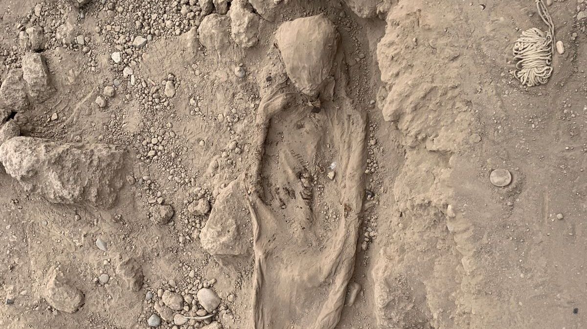Múmia centenárias encontrada no Parque das Lendas de Lima, na costa central do Peru