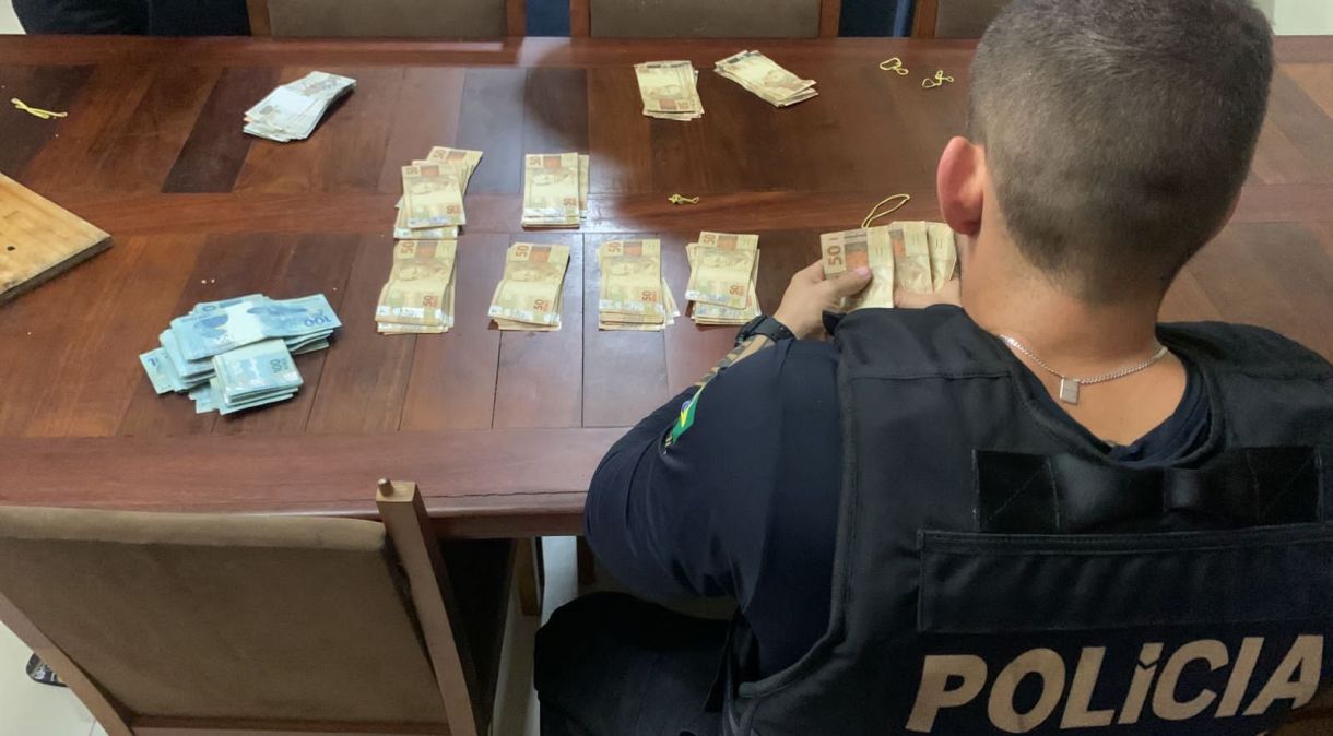 Policial federal conta dinheiro adquirido com contrabando de cigarros.