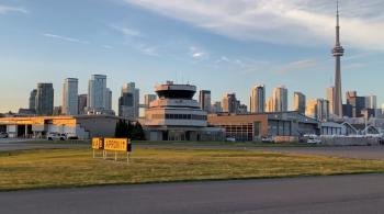 Terminal de balsas e o túnel foram fechados “com muita cautela”, disse o aeroporto, quando a bicicleta foi removida pela polícia