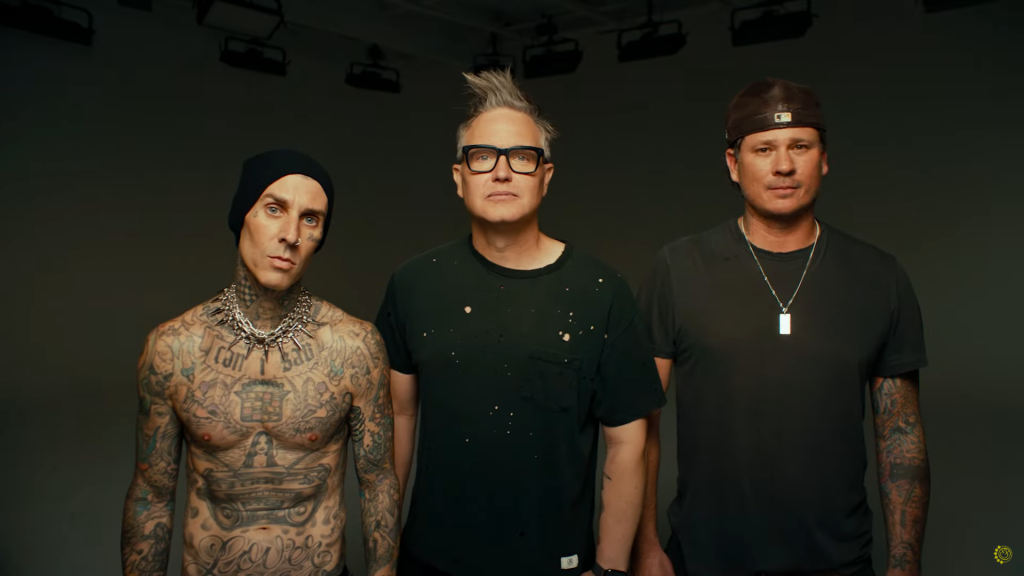 Membros do Blink-182, Travis Barker (esq.), Mark Hoppus e Tom DeLonge (dir.), em vídeo de anúncio de retorno da banda em sua formação clássica.