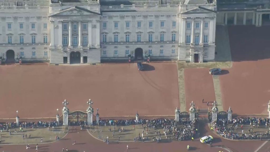Comboio de Liz Truss chega ao Palácio de Buckingham para reunião com rei Charles III e renúncia formal ao cargo.