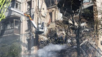 Quatro pessoas ficaram feridas nos ataques e 19 pessoas presas sob os destroços foram resgatadas, de acordo com uma autoridade ucraniana