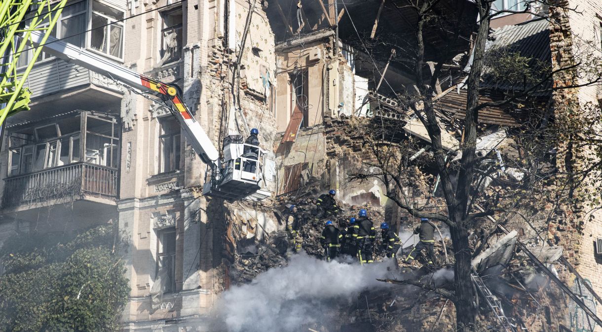 Prédio destruído após ataques russos em Kyiv, Ucrânia, em 17 de outubro de 2022