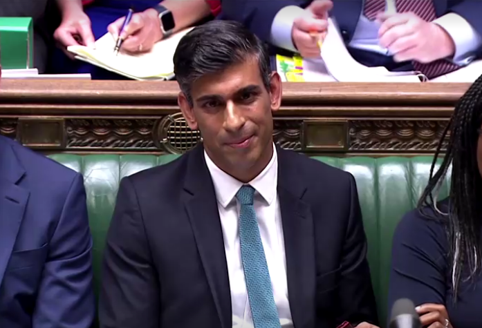 Novo premiê britânico, Rishi Sunak recebe aplausos em sua estreia no Parlamento