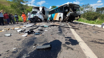 Motorista do ônibus veio a óbito depois de perder o controle em uma ultrapassagem e colidir com outro veículo