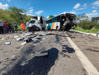 Batida entre ônibus e caminhão deixa uma pessoa morta e 25 feridos em Muriaé