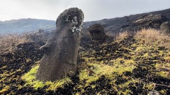 As imponentes cabeças de pedra foram carbonizadas, segundo autoridades indígenas e chilenas locais