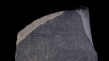 Nova exposição em museu de Londres explora a corrida para decodificá-la e celebra o aniversário de 200 anos da descoberta do artefato que ajudou a decodificar os hieróglifos