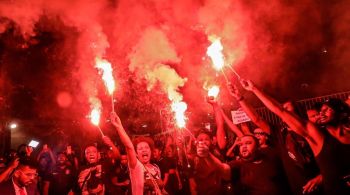 Manifestantes se reuniram na quinta-feira (20) em frente ao condomínio de Eddy Jr, na Zona Oeste de São Paulo, em protesto contra a vizinha acusada de racismo