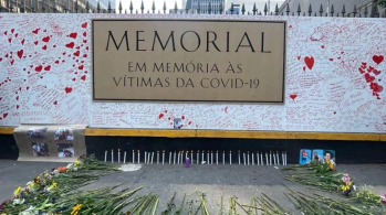 A Associação de Vítimas e Familiares de Vítimas da Covid-19 instalou um painel de mais de 20 metros na avenida, onde familiares e amigos se reuniram para homenagear os quase 700 mil mortos pela doença